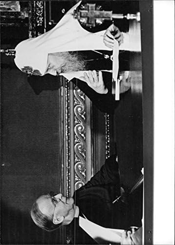 Една стара фотография на патриарх Пимен, седнал с мъж.